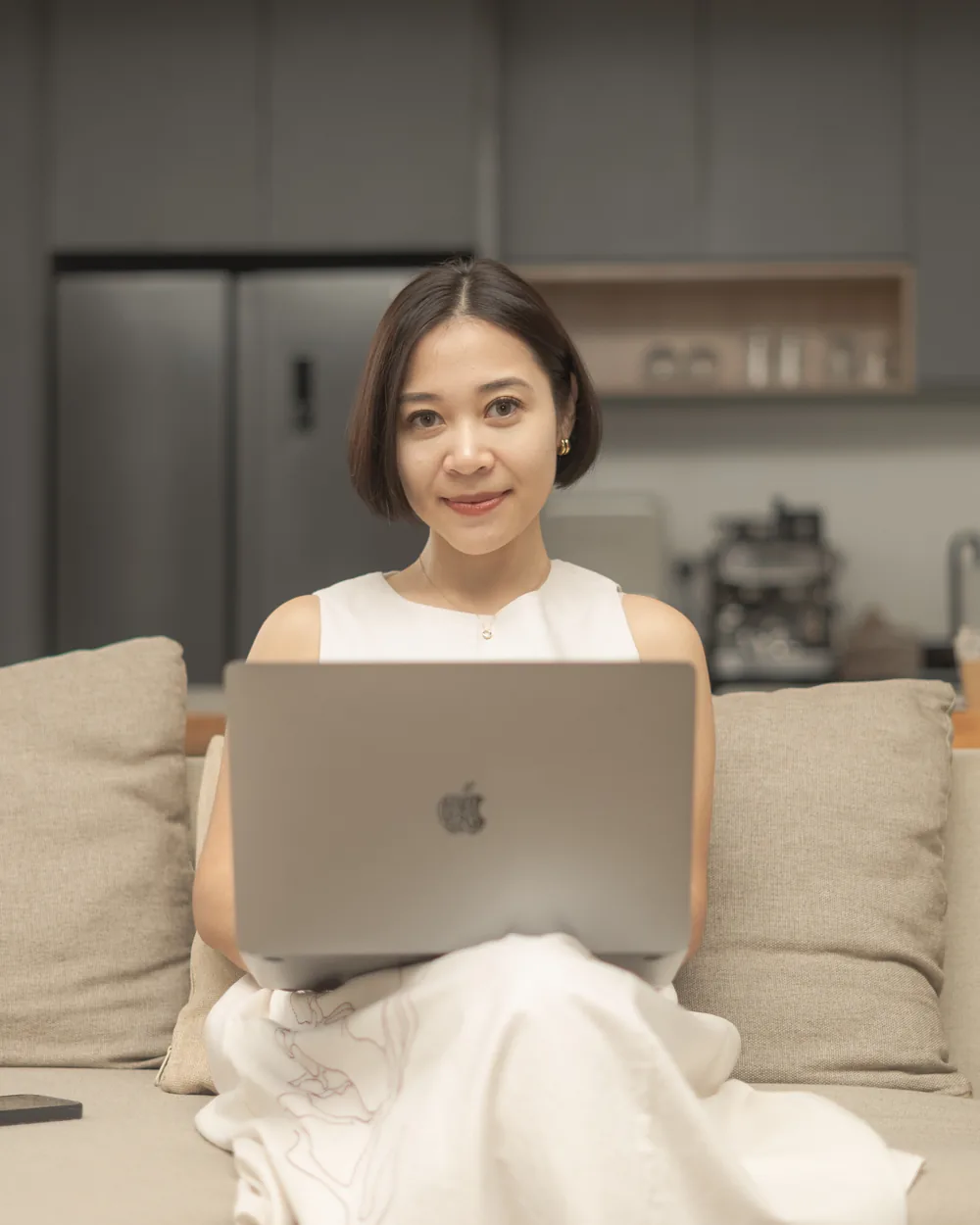 Adinda Rachma duduk sambil bekerja dengan laptop di ruang kerjanya