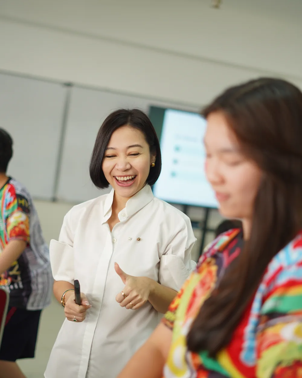 Adinda berbagi cerita di sesi workshop bersama para peserta